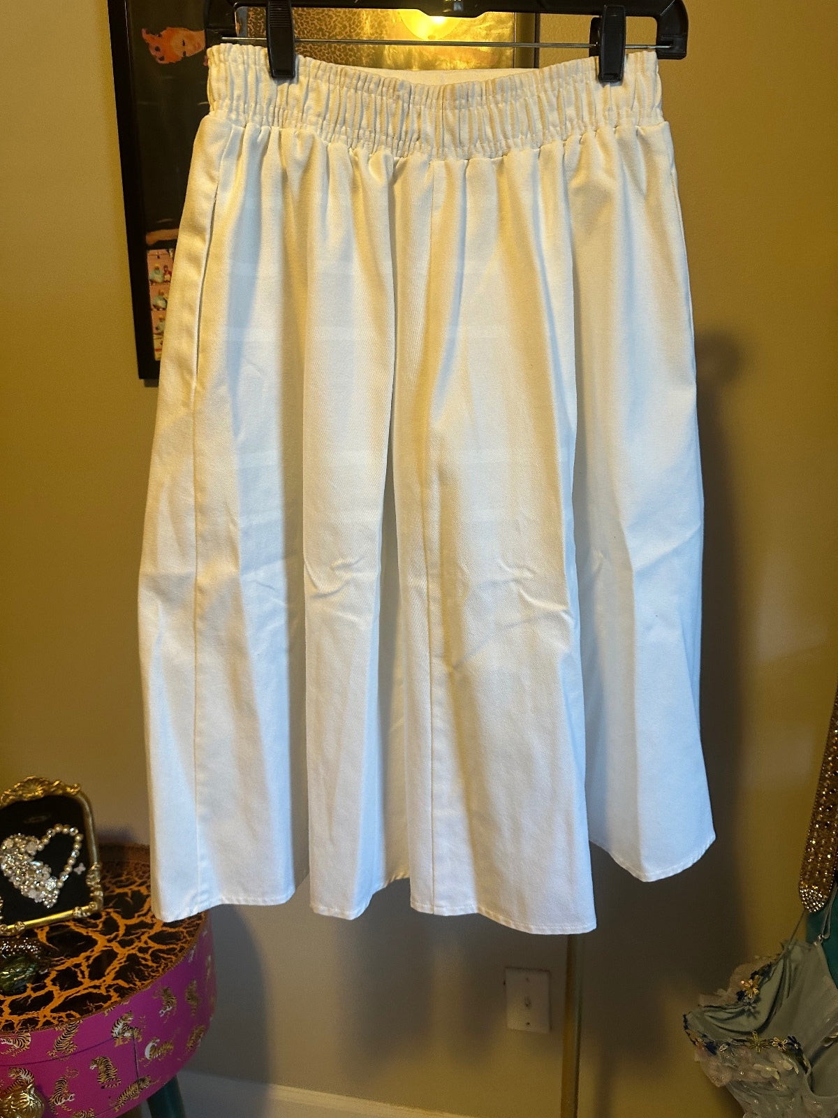 Vintage White Pleated Midi Skirt with Geometric Appliqué