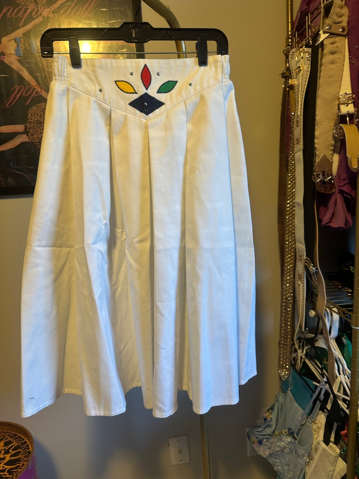 Vintage White Pleated Midi Skirt with Geometric Appliqué